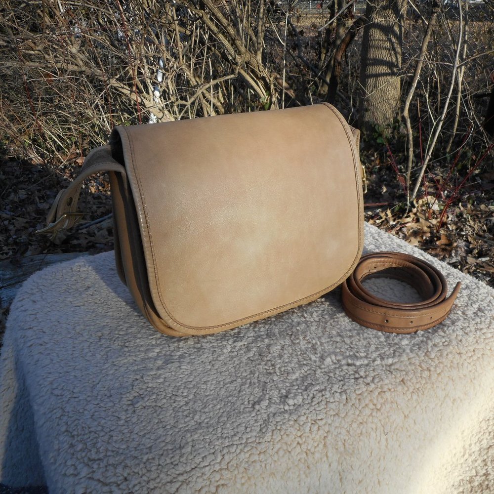 SOLD**Vintage Coach Classic shoulder Bag in Putty, NYC  pre-1994